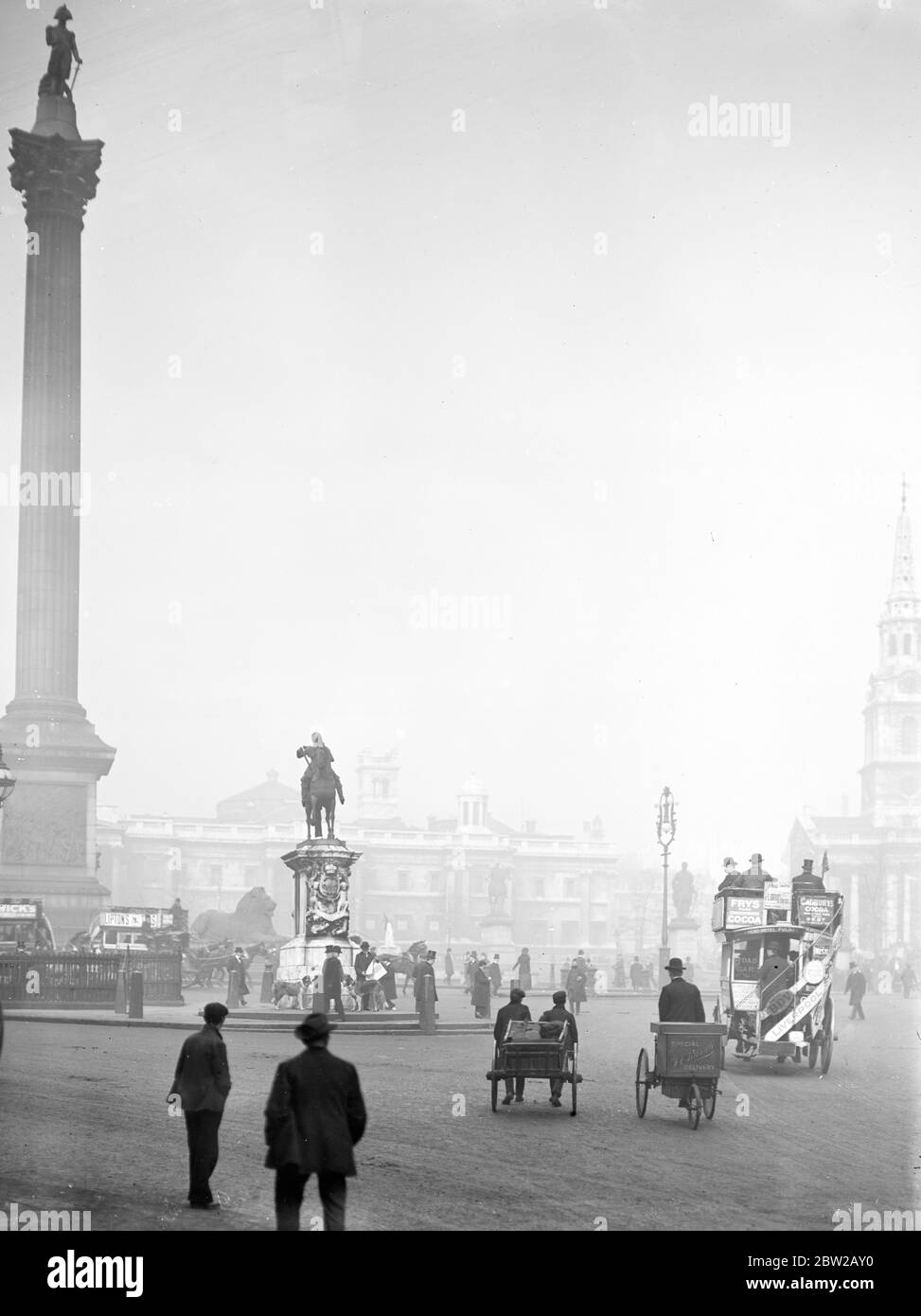 Colonne Nelson à Trafalgar Square, centre de Londres Banque D'Images