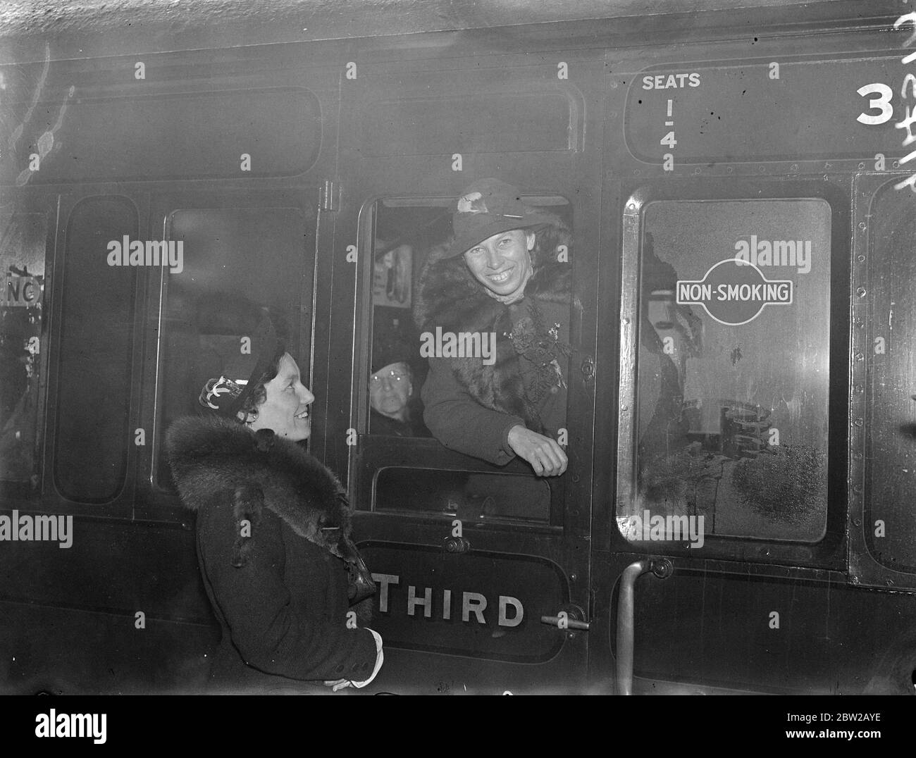 Southampton Woman devient le seul skipper de yacht de Deep Sea au monde. Les lames pour prendre la commande. Mlle lita Clare Edwards, fille du général de brigade R F Edwards, a quitté Southampton sur le chemin de Gibraltar pour prendre le commandement d'un yacht et devenir la seule femme, DC yacht skipper dans le monde. Après seulement neuf mois de scolarité à l'École de navigation, Mlle Edwards a obtenu son certificat de yachtmasters. L'examen, mis à part l'élimination de deux sujets, l'ingénierie et les affaires de navires, est le même que celui d'un certificat de maîtrise. Mlle Edwards, qui est membre du Hamble Sailing Club, est es Banque D'Images