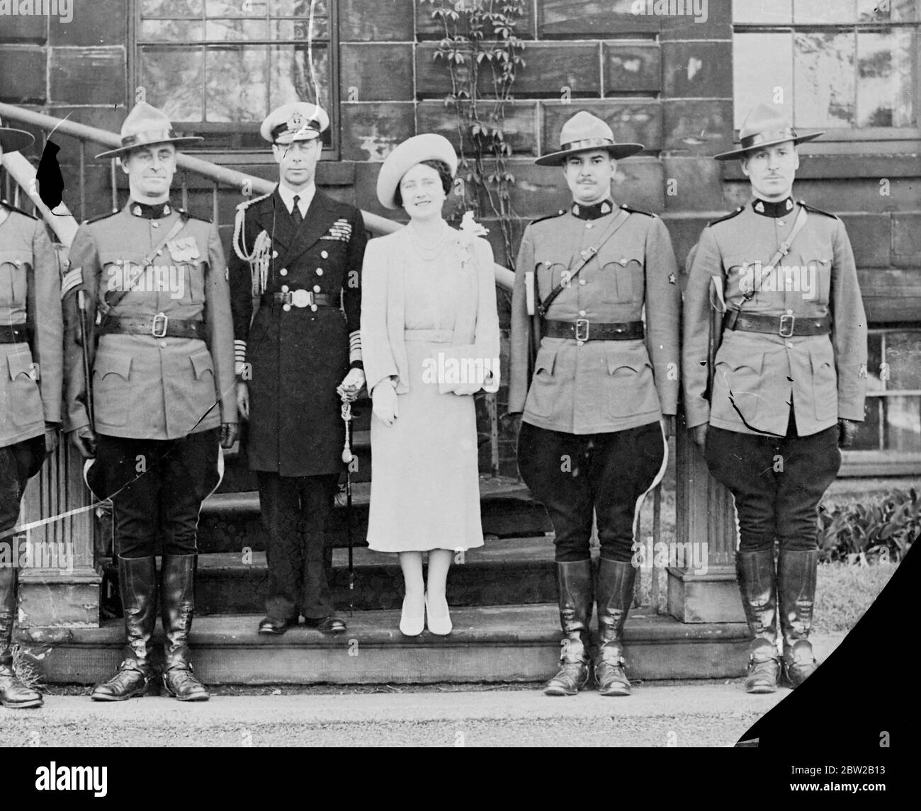 Les adieux royaux au Canada : le roi et la reine avec les quatre membres de la police montée canadienne qui étaient à leurs gardes du corps personnels pendant la tournée canadienne. 22 juin 1939 Banque D'Images