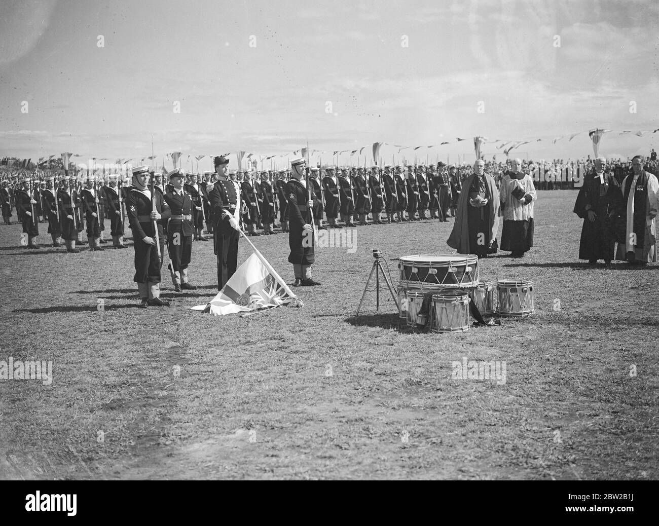 Le roi a présenté la couleur du roi au commandement occidental de la Marine royale du Canada, au parc Beacon Hill, à Victoria. 9 juin 1939 Banque D'Images