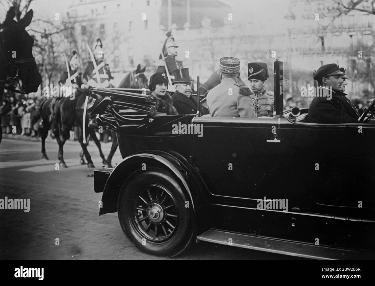 Paris charmé par la Reine d'Afghanistan. La Reine d'Afghanistan, en voiture à Paris avec M Briand. 26 janvier 1928 Banque D'Images