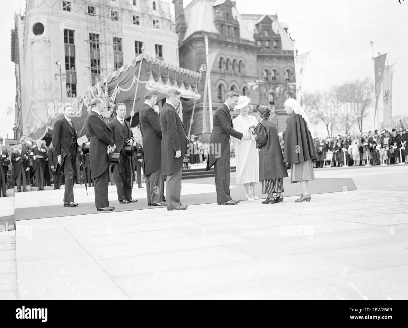 Le roi a dévoilé le Monument commémoratif de guerre du Canada à Ottawa, lorsque leurs Majestés ont reçu une grande ovation de la part d'anciens militaires canadiens après la cérémonie. La photo montre le roi et la reine discutant avec Mme Catherine Lewis, âgée de 85 ans, a perdu cinq fils dans la guerre et a représenté les mères de guerre du Canada à la cérémonie. 30 mai 1939 Banque D'Images