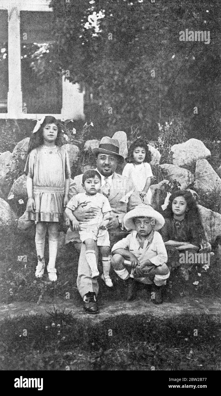 Le Prince Inayatullah , photographié avec ses enfants. 12 mars 1928 Banque D'Images