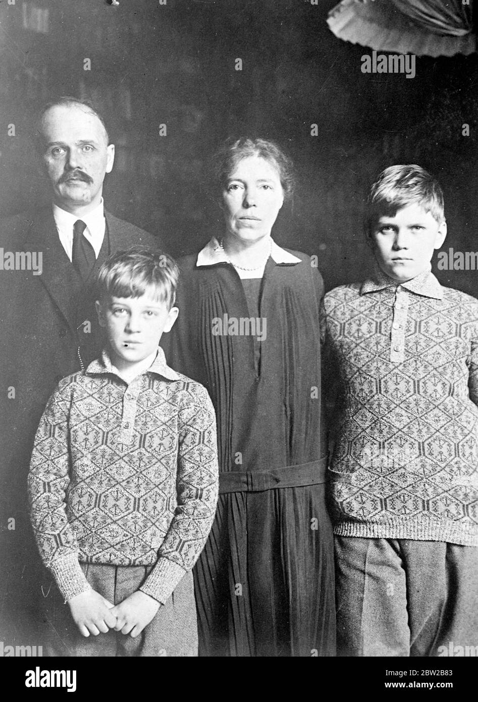 La Grande duchesse Olga Alexandrovna de Russie et son mari, le capitaine Nicholas Alexandrovitch Koulikovski avec leurs enfants, Tichon et Giroj Koulikovski [fille de l'empereur Alexandre III de Russie et sœur de Tsar Nicholas II] Juin 1933 Banque D'Images