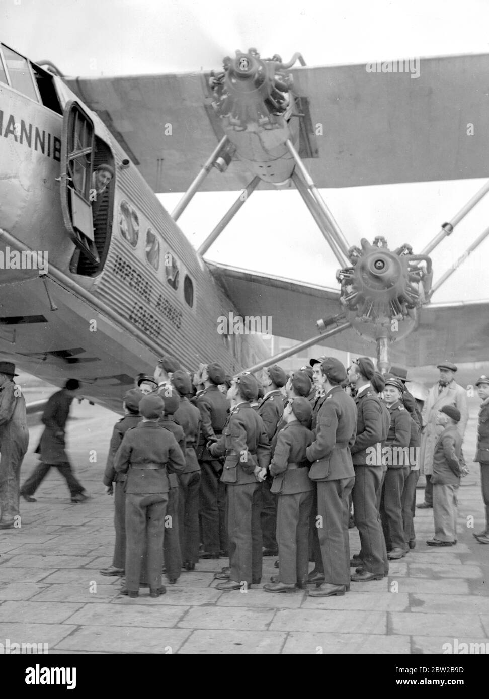 À Croydon . Quarante garçons employés par la commercial Cable Company visitent Croydon et sont donnés des vols avec l'objet de les rendre Air-Minded . Le garçon le plus approprié aura l'occasion de devenir pilote . 19 décembre 1931 Banque D'Images