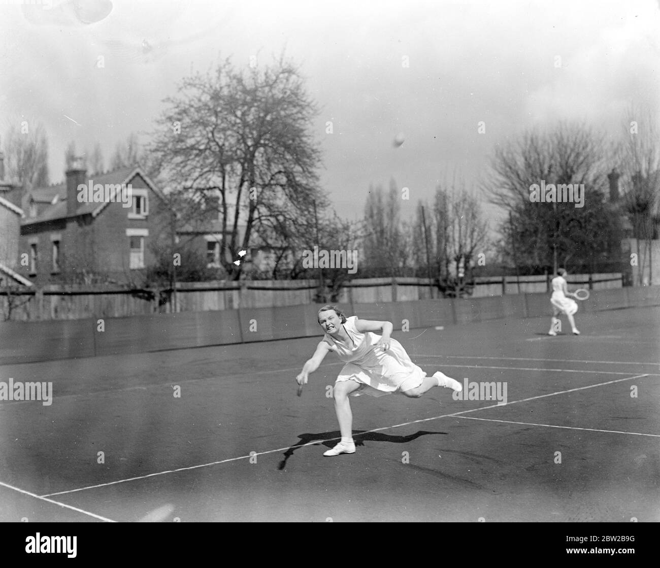 Tennis intense au tournoi Westside Country Club. Mlle O'Connell. 21 avril 1932 Banque D'Images