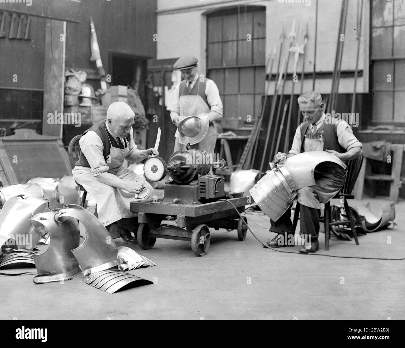 Au travail dans l'armurerie de l'honorable Artillerie Compagnie ( pour le spectacle du Maire du Seigneur ) 7 novembre 1936 Banque D'Images Au travail dans l'armurerie de l'honorable Artillerie Compagnie ( pour le spectacle du Maire du Seigneur ) 7 novembre 1936 Banque D'Images