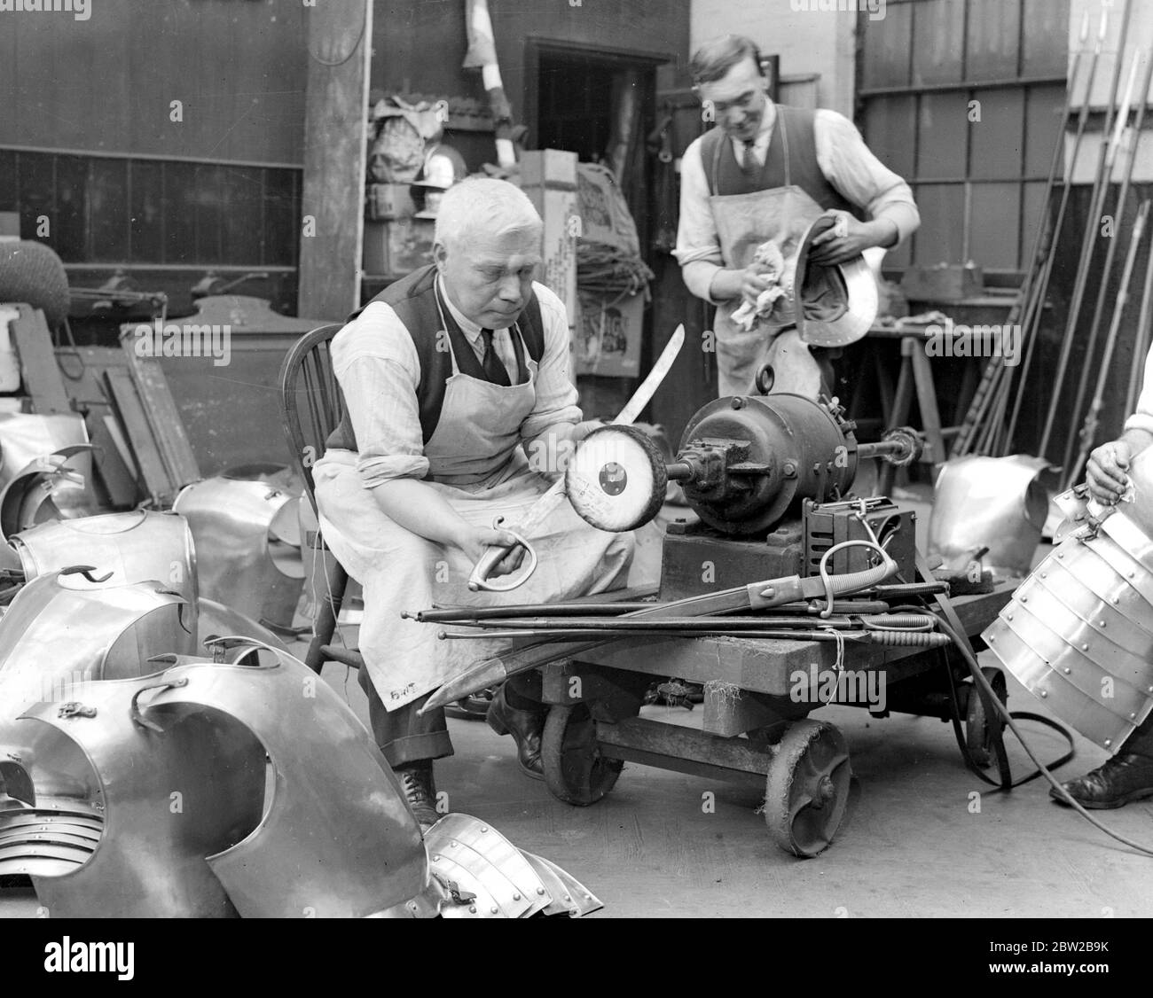 Au travail dans l'armurerie de l'honorable Artillerie Compagnie ( pour le spectacle du Maire du Seigneur ) 7 novembre 1936 Banque D'Images Au travail dans l'armurerie de l'honorable Artillerie Compagnie ( pour le spectacle du Maire du Seigneur ) 7 novembre 1936 Banque D'Images