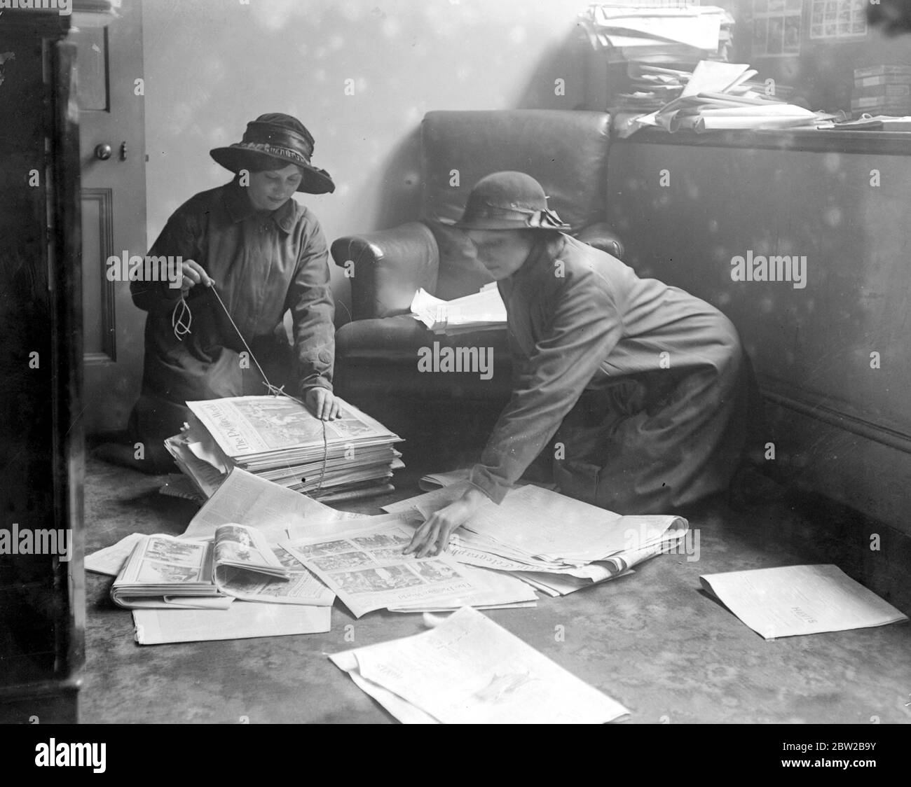 Sauvegardez vos journaux. Scène dans un bureau de ville. 1914 - 1918 Banque D'Images