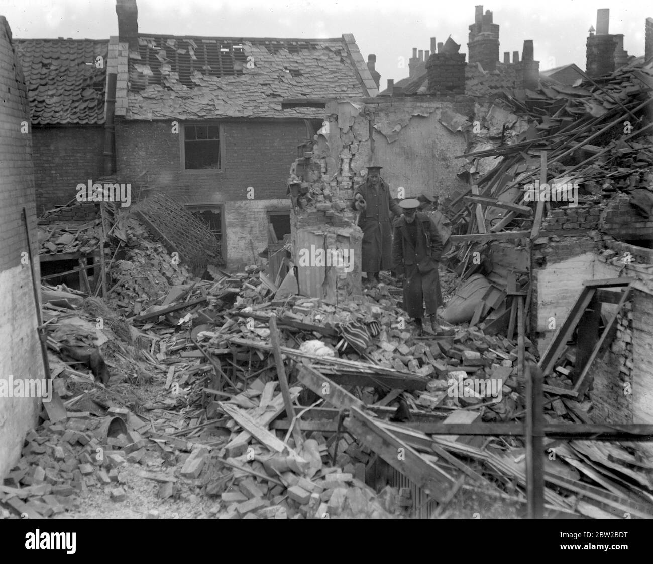 RAID aérien de Kings Lynn. Soldats à la recherche dans les ruines de Albert Road. 1914-1918 Banque D'Images