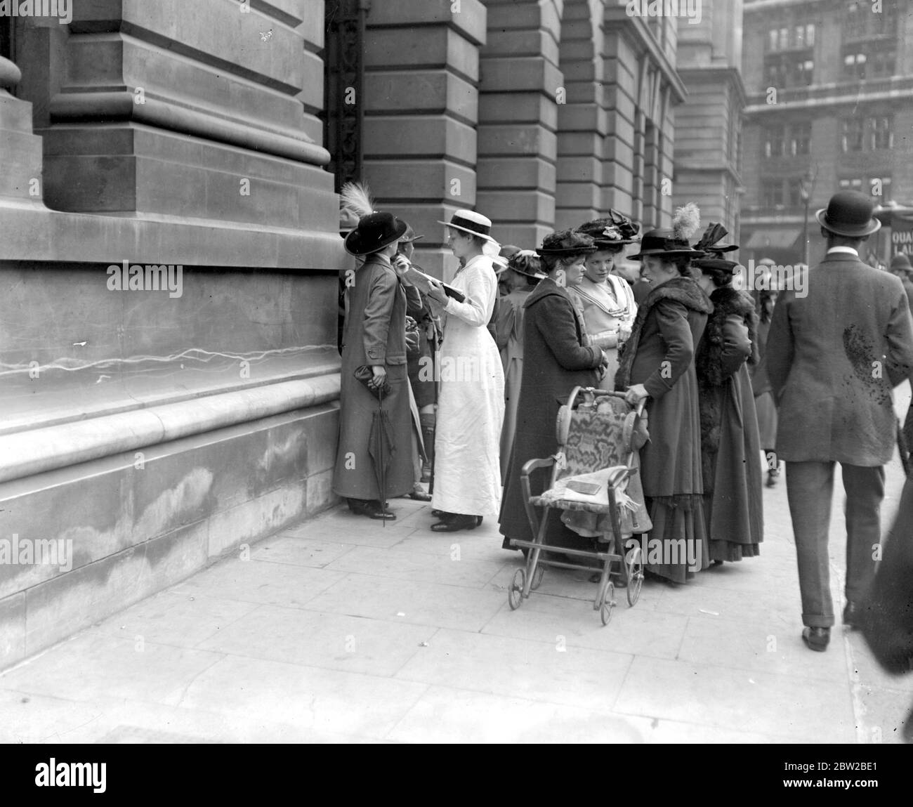 En attente de nouvelles au bureau de guerre. 28 février 1917 Banque D'Images