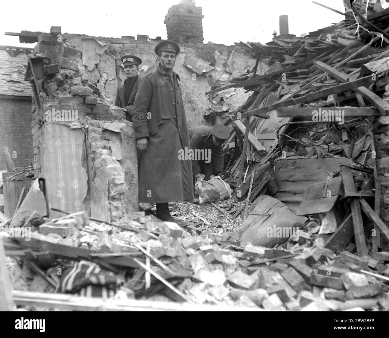 RAID aérien de Kings Lynn. Soldats à la recherche dans les ruines de Albert Road. 1914-1918 Banque D'Images