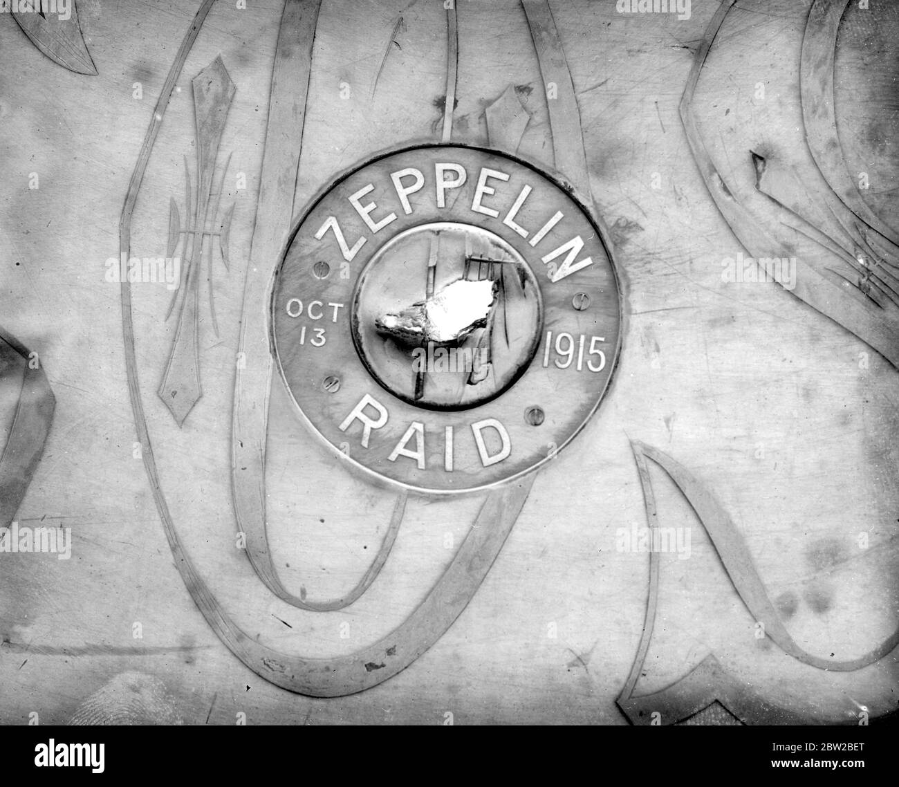 Momento d'un RAID de Zeppelin le 13 octobre 1915 pendant le raid un morceau de bombe a chuté d'un Zeppelin à travers la plaque de mémorial de laiton - les propriétaires ont eu une plaque fixée autour du trou. 1914-1918 Banque D'Images