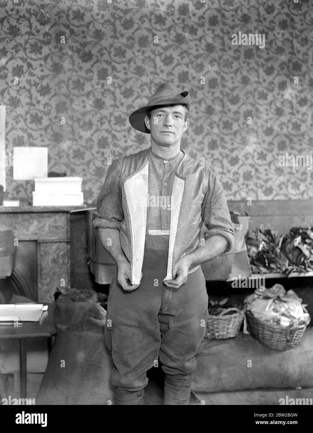 Gilets fabriqués avec de vieux gants par le Comité territorial des dames. Non daté Banque D'Images