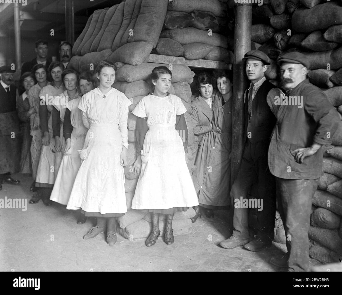 Les filles d'une usine près de Londres ont fait un creug-out avec l'aide du contremaître et pratiquer l'exercice RAID aérien chaque matin. 23 octobre 1917 Banque D'Images