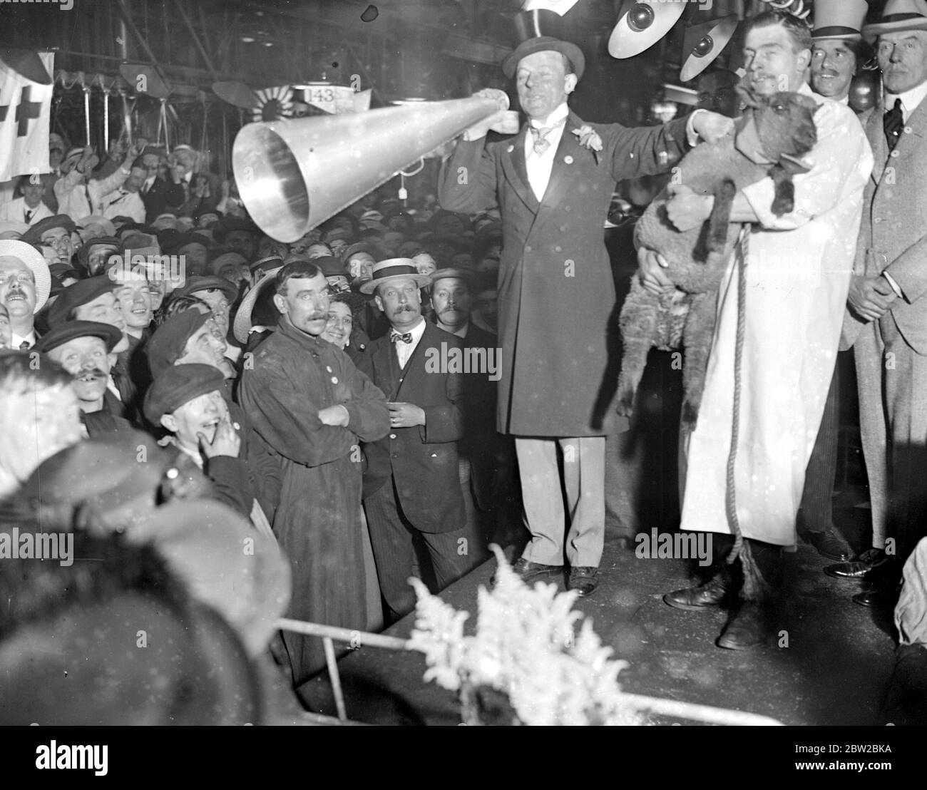 Red Cross Day au marché de la viande de Smithfield. M. George graves encantlage un agneau, qui a finalement été renversé pour dix guinéas. Banque D'Images