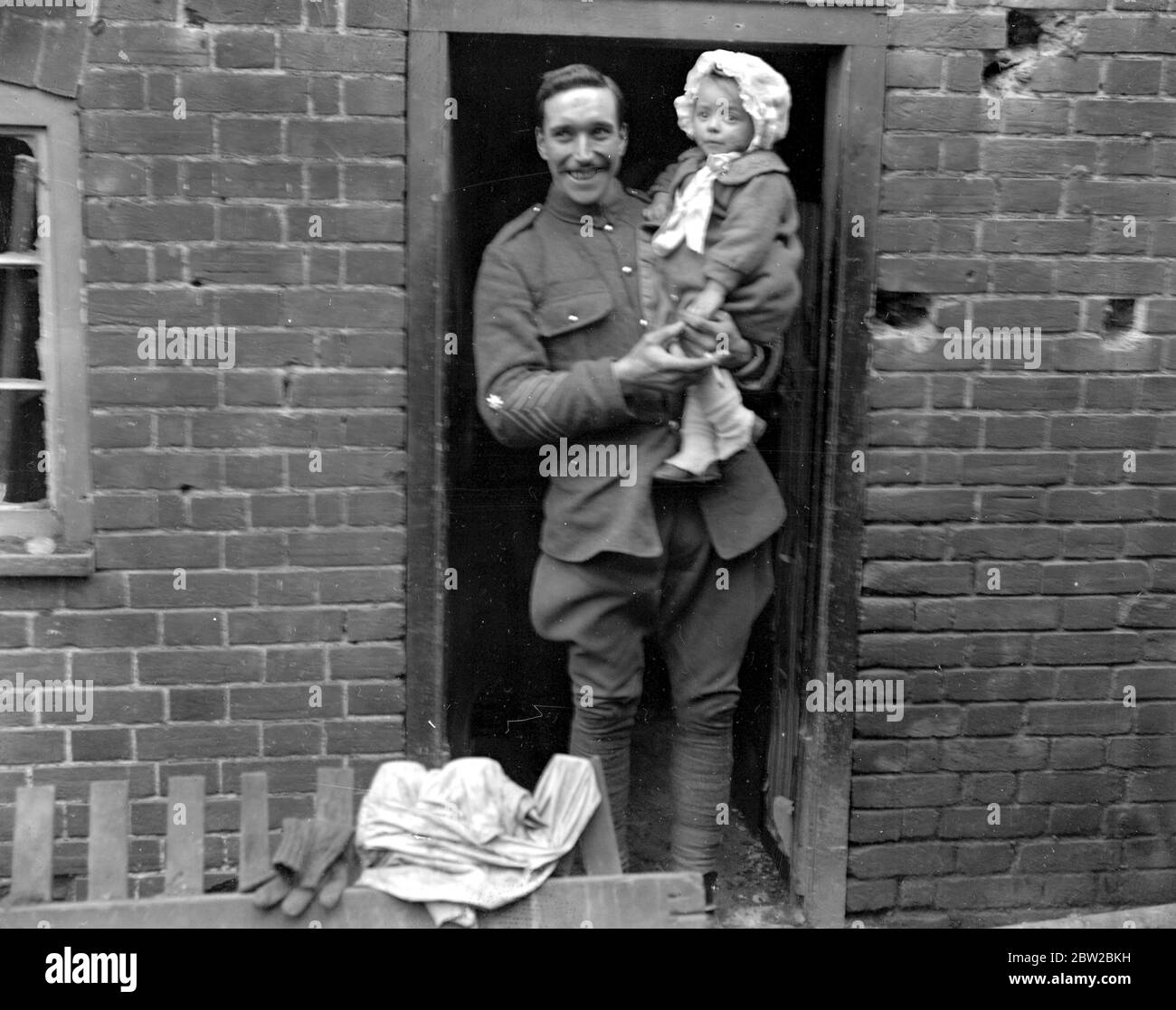 RAID aérien de Colchester. Le sergent Rabjohn et son bébé. 1914-1918 Banque D'Images
