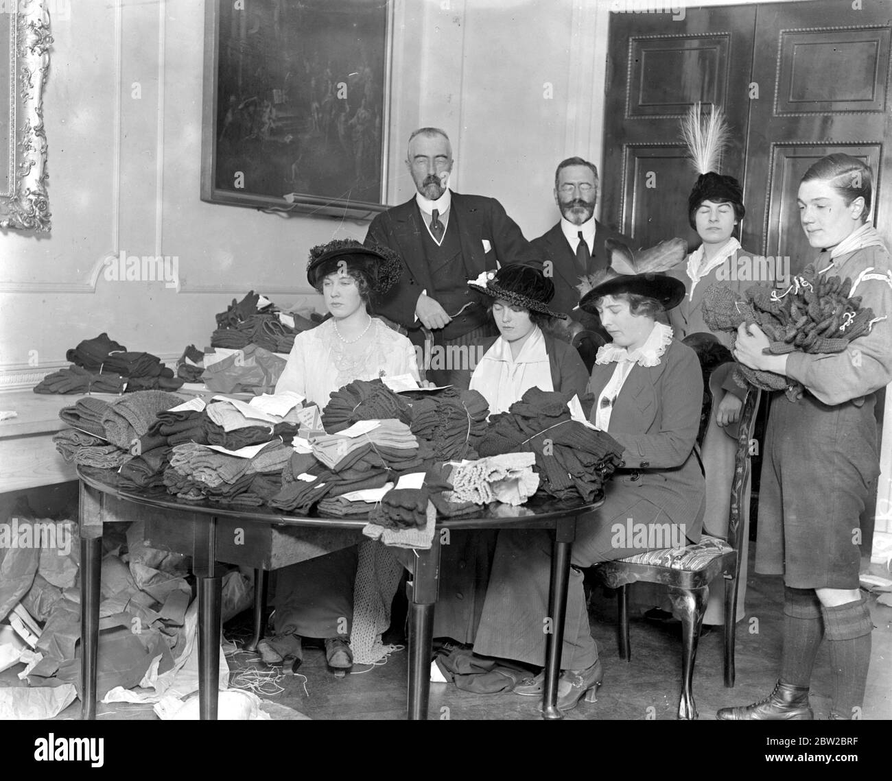 Le Grand-duc Michael, la comtesse Zia et Nada Torby collectent des fonds pour les foulards et les chaussettes pour les soldats. 1914 - 1918 Banque D'Images
