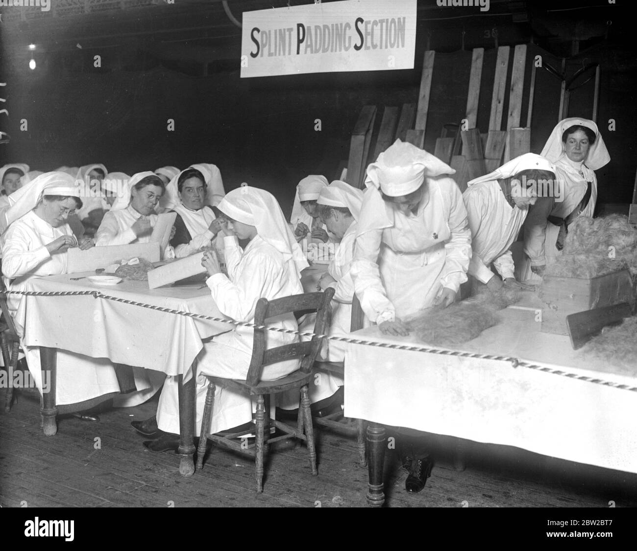 Une exposition de travail réalisée par le Wimbledon Women's War Workers Depot a été ouverte par Lady Hill. Ce dépôt a été le premier de son genre et est dit être le meilleur dans le pays, de hauts hommages ayant été payés à l'œuvre par le Bureau de la guerre qui ont accepté plusieurs spécimens de attelles, lit - tables, etc comme modèles et les ont distribués à d'autres dépôts. Femmes au travail dans la section de rembourrage de sprint. 14 mars 1917 Banque D'Images Une exposition de travail réalisée par le Wimbledon Women's War Workers Depot a été ouverte par Lady Hill. Ce dépôt a été le premier de son genre et est dit être le meilleur dans le pays, de hauts hommages ayant été payés à l'œuvre par le Bureau de la guerre qui ont accepté plusieurs spécimens de attelles, lit - tables, etc comme modèles et les ont distribués à d'autres dépôts. Femmes au travail dans la section de rembourrage de sprint. 14 mars 1917 Banque D'Images