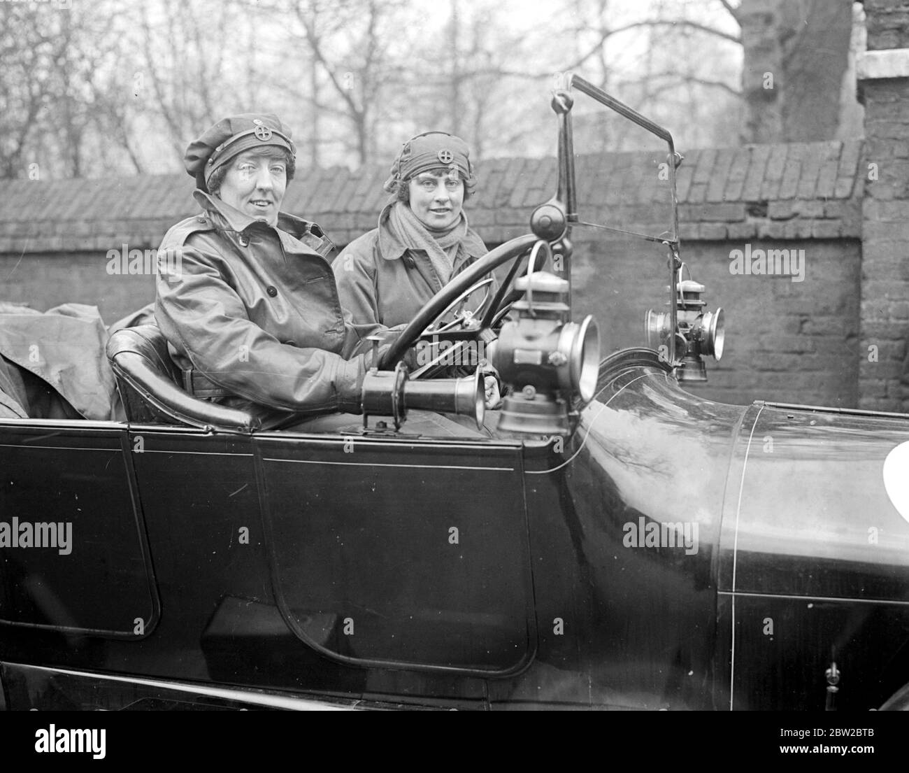 Corps de soins infirmiers de premiers soins. Deux des pilotes Miss O'Neill-Power (plus proche) et Miss Hoole, tous deux sortis depuis octobre 1916 23 mars 1917 Banque D'Images