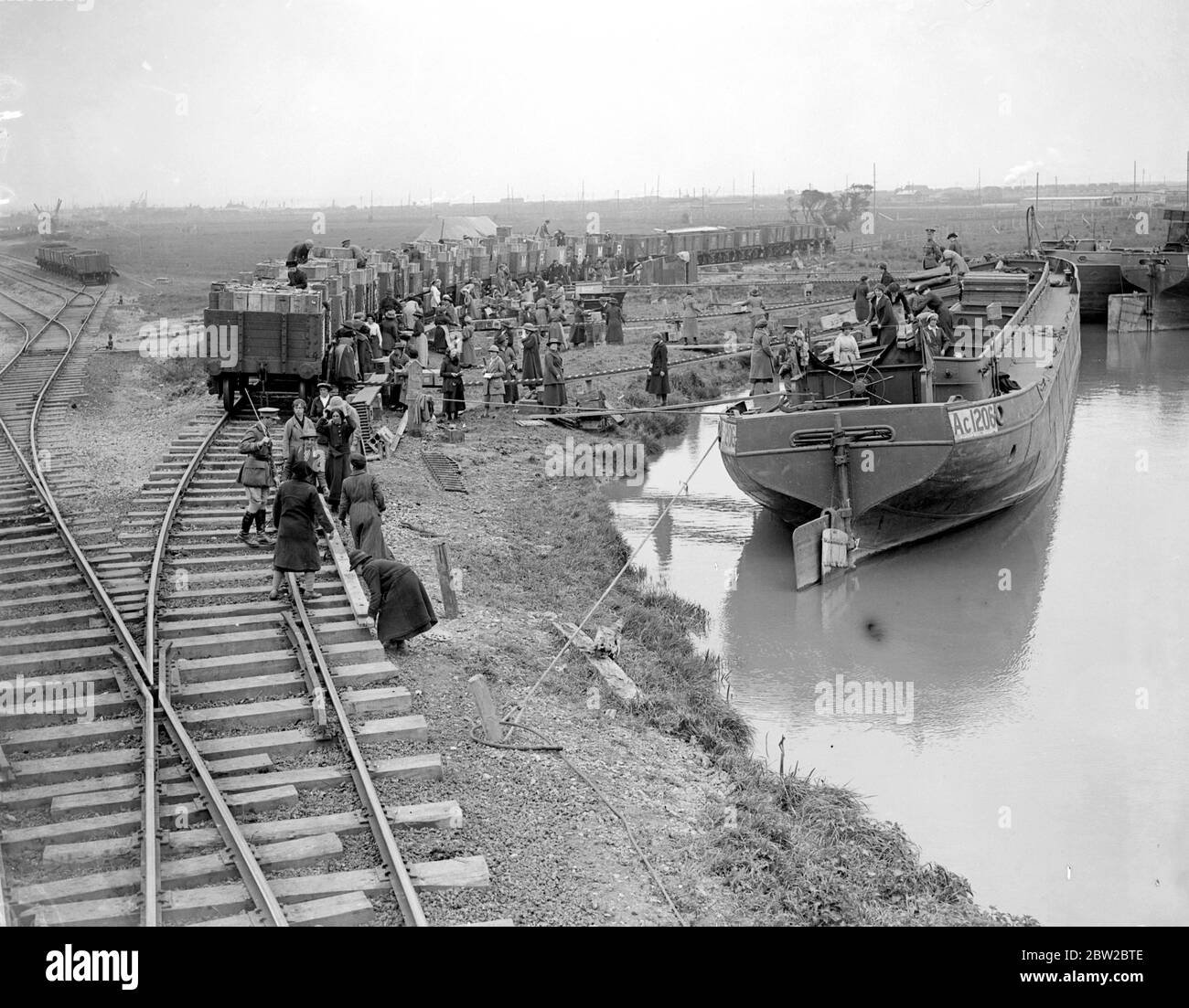 Le dépotoir de récupération de guerre à Richborough a été arrêté par le censeur. Chargement de camions de chemin de fer à partir de bateaux. 10 mai 1918 Banque D'Images