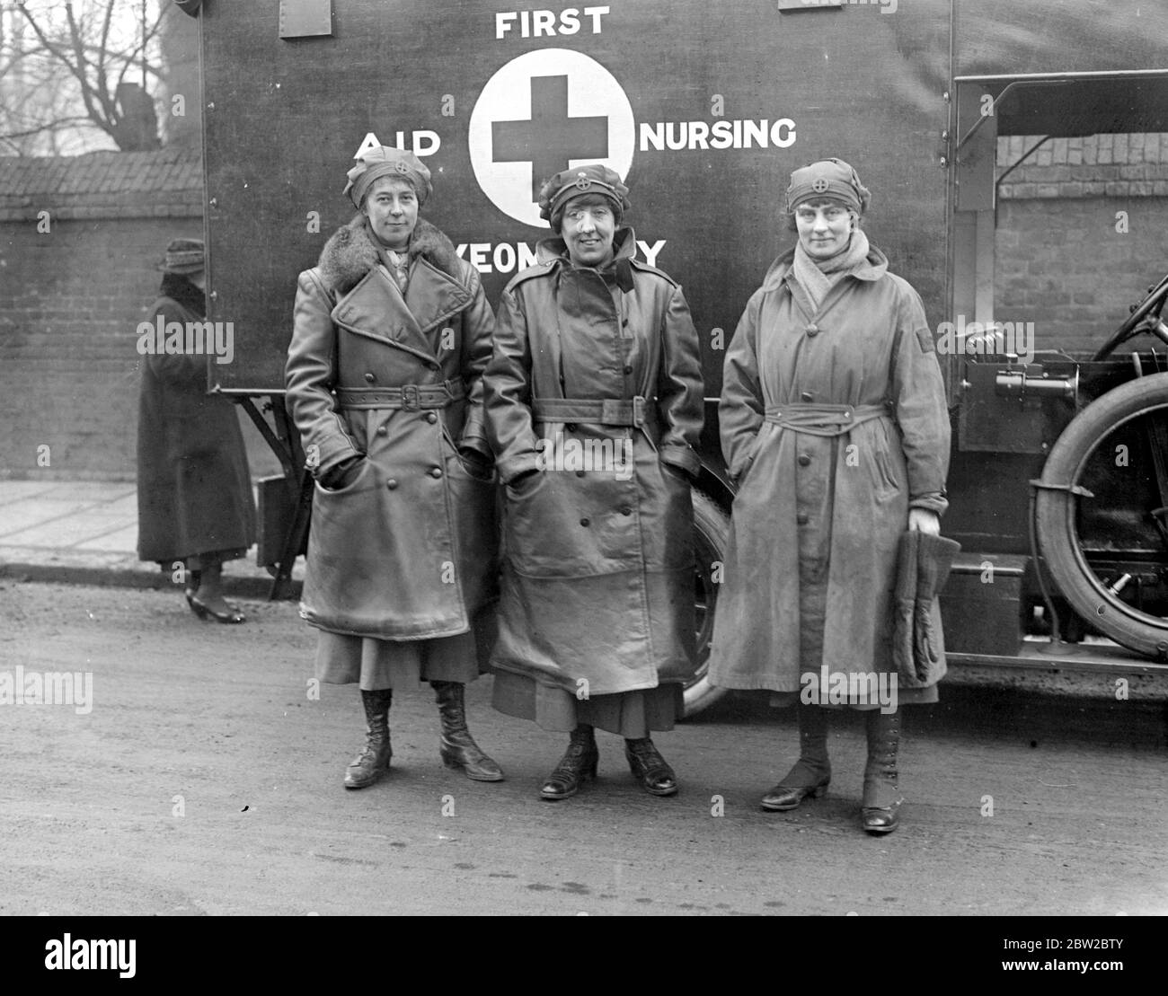 Corps de soins infirmiers de premiers soins. Trois des pilotes - Mme McDougall, l'organisatrice, à gauche le 23 mars 1917 Banque D'Images