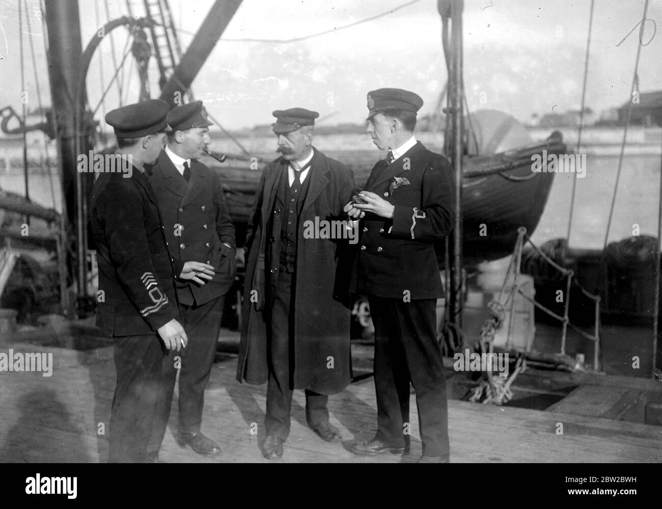 Nettoyage des bateaux immergés à Ostende. Capitaine Lerock (troisième à partir de la gauche) Maître de port d'Ostende. 22 novembre 1918 Banque D'Images