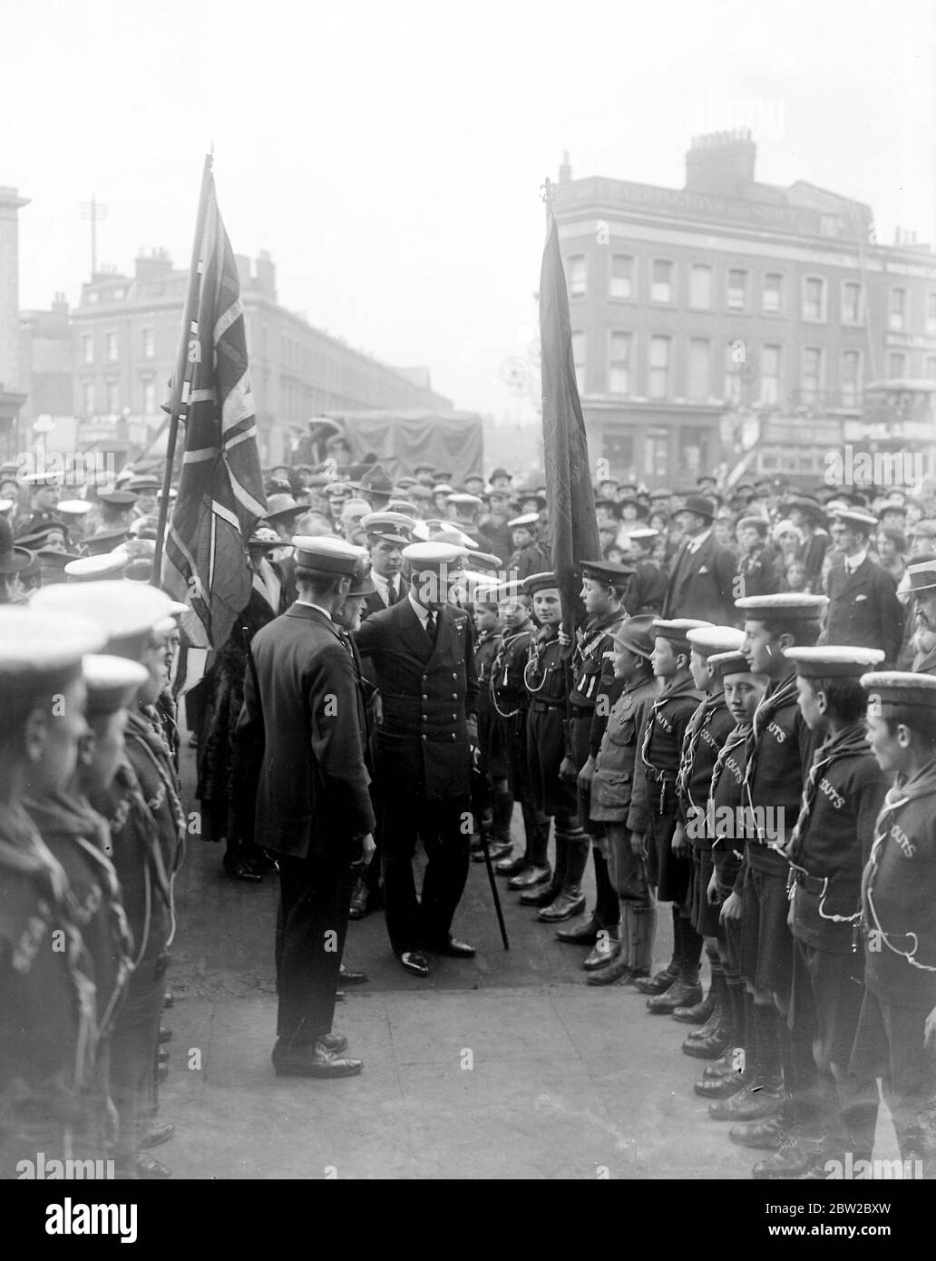 Présentation des couleurs aux scouts de mer et ouverture des marins reposent à St Anne Street, est de Londres. Par le contre-amiral Lionel Halsey, 3e Seigneur de la mer. 29 septembre 1917 Banque D'Images