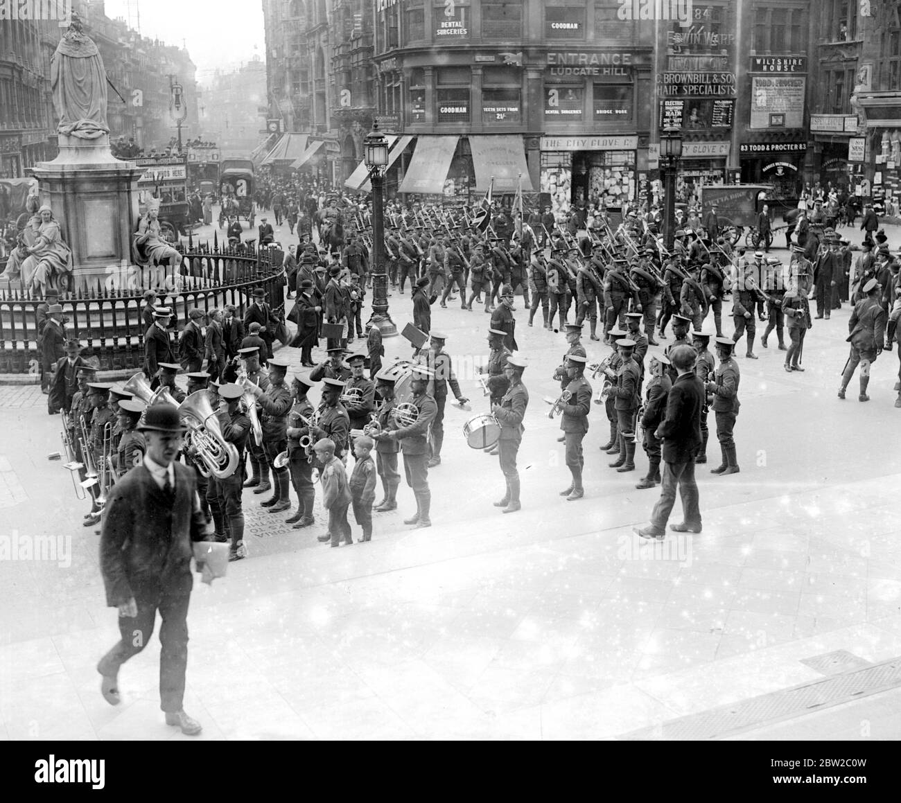 Les Canadiens prennent leurs couleurs à la cathédrale Saint-Paul pour les garder en sécurité pendant la guerre. 1914-1918 Banque D'Images
