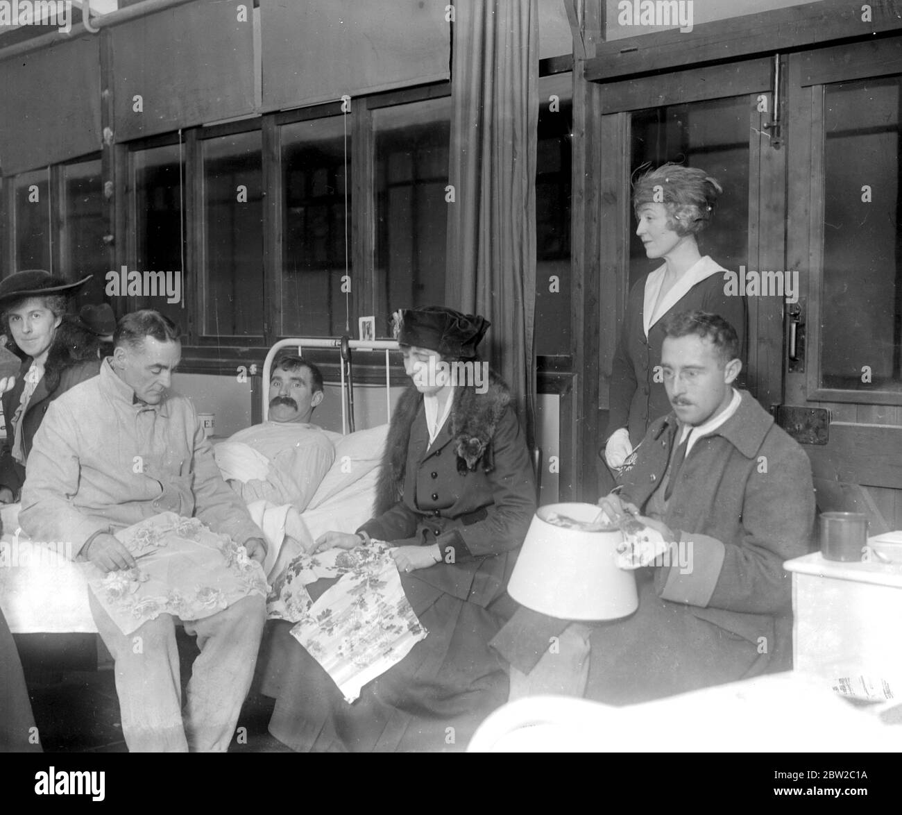 La princesse Patricia de Connaught consacre chaque jeudi après-midi à enseigner aux soldats blessés à l'Hôpital canadien d'Orpington toutes sortes de travaux de couture et de fantaisie. La photo montre également Miss Adams (Lady in Waiting) et Mme Walter long (debout). 18 janvier 1917 Banque D'Images