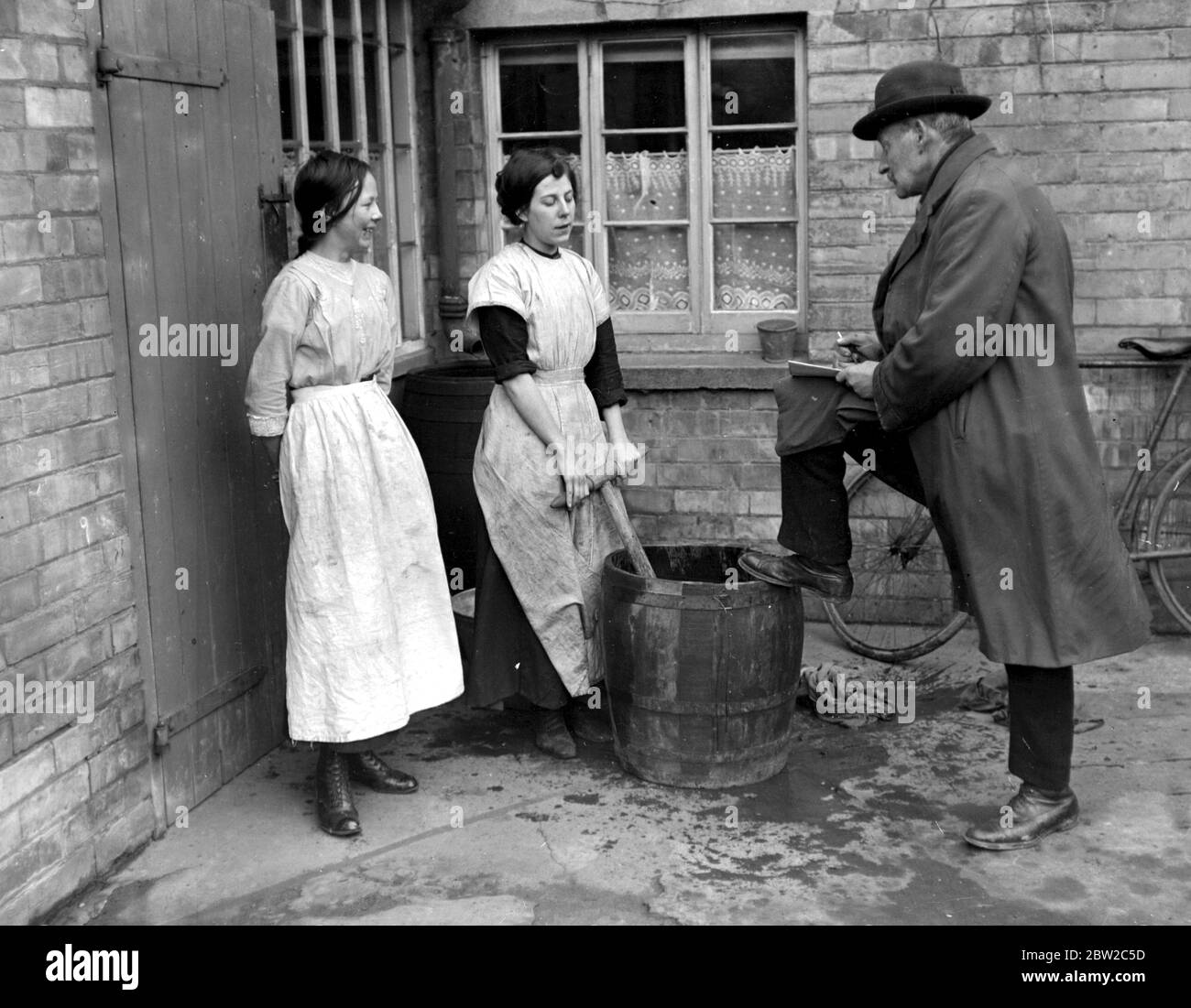 Système de groupe pour les travailleuses agricoles à Stockton, Warwickshire. Deux recrues probables. 1914 - 1918 Banque D'Images