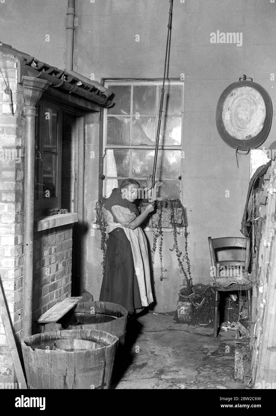 Mme Matilda Marks, qui commence à frapper à 2 HEURES DU MATIN, elle aura 85 mars prochain, l'argent qu'elle gagne par ce moyen et ses revenus de couture pendant la journée lui permettent de garder deux petits-enfants orphelins qui seraient autrement dans le bureau. Son fils Thomas a reçu le D.C.M. pour avoir sauvé la vie d'un officier français. 1914 - 1918 Banque D'Images