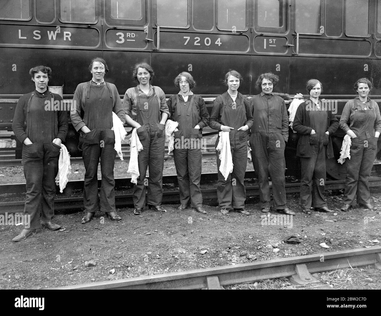 Femmes de nettoyage et de nettoyage sur L.S.W. RLY à Wimbledon. 1917 Banque D'Images