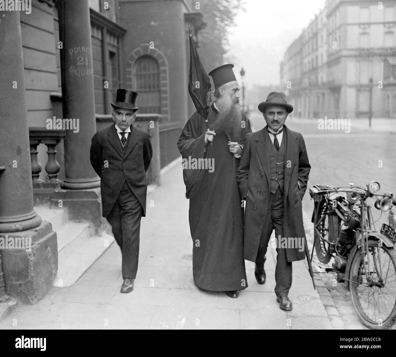 Des délégués grecs d'Écosse, Manchester à Londres à l'église grecque de Bayswater, pour demander la guerre l'archimandrite discute de la situation. 30 septembre 1916 Banque D'Images