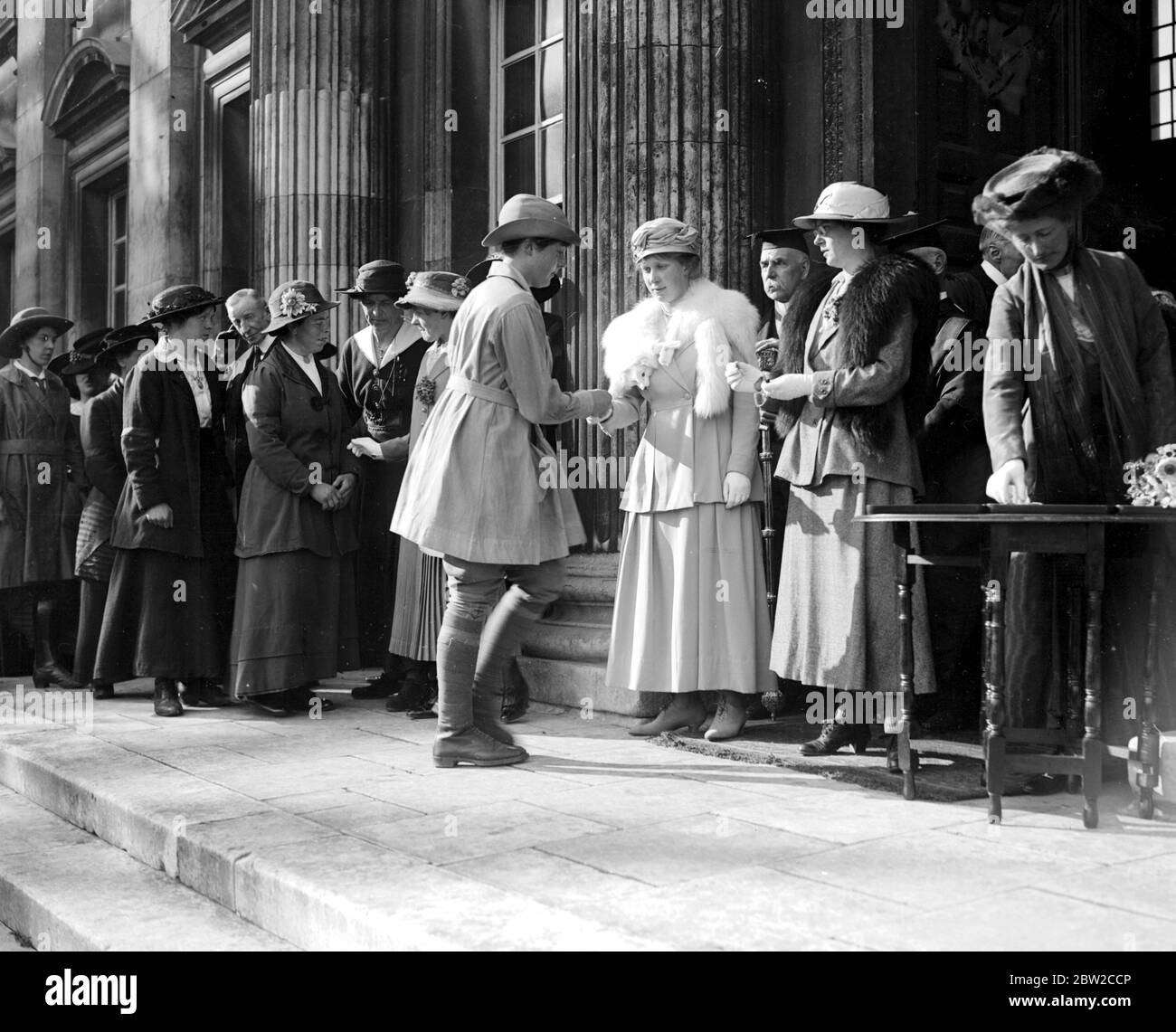 La princesse Mary présente des insignes et des chevrons de service long aux ouvriers de l'immobilier de Cambridge. 23 mars 1918 Banque D'Images