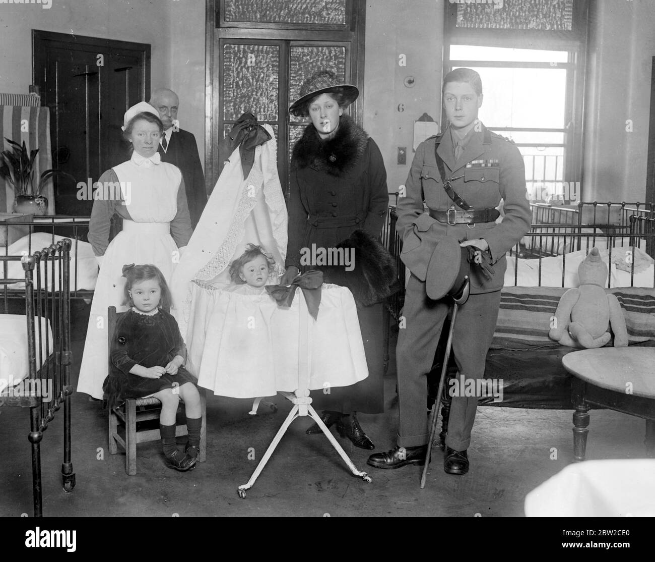 Prince de Galles et la princesse Mary visitent l'hôpital général Prince de Galles, Tottenham. Dans la salle des enfants. 19 mars 1918 Banque D'Images