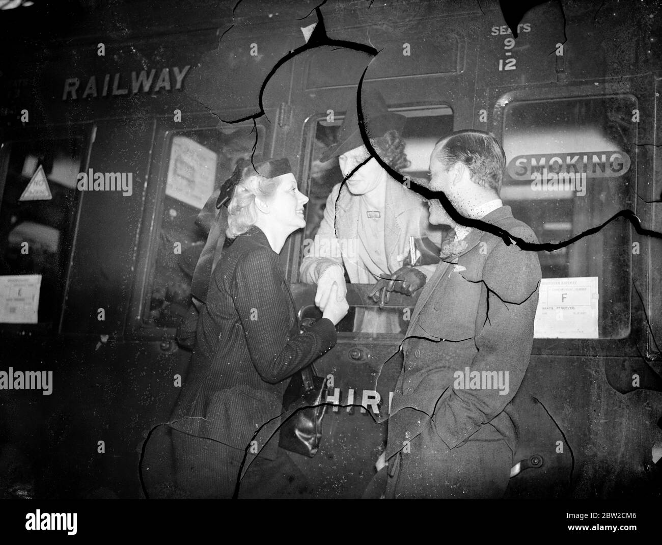 Evelyn Laye et son mari, Frank Lawton, étaient à Waterloo pour dire au revoir à leur femme de chambre, Mlle pry Austin lorsqu'elle est partie sur le train de bateaux de Washington pour retourner à Hollywood en raison de la crise européenne. Mlle Austin est avec Mlle Laye depuis cinq ans et agit comme commode. Elle retournera à Londres si la situation se apaise. 27 août 1939 Banque D'Images