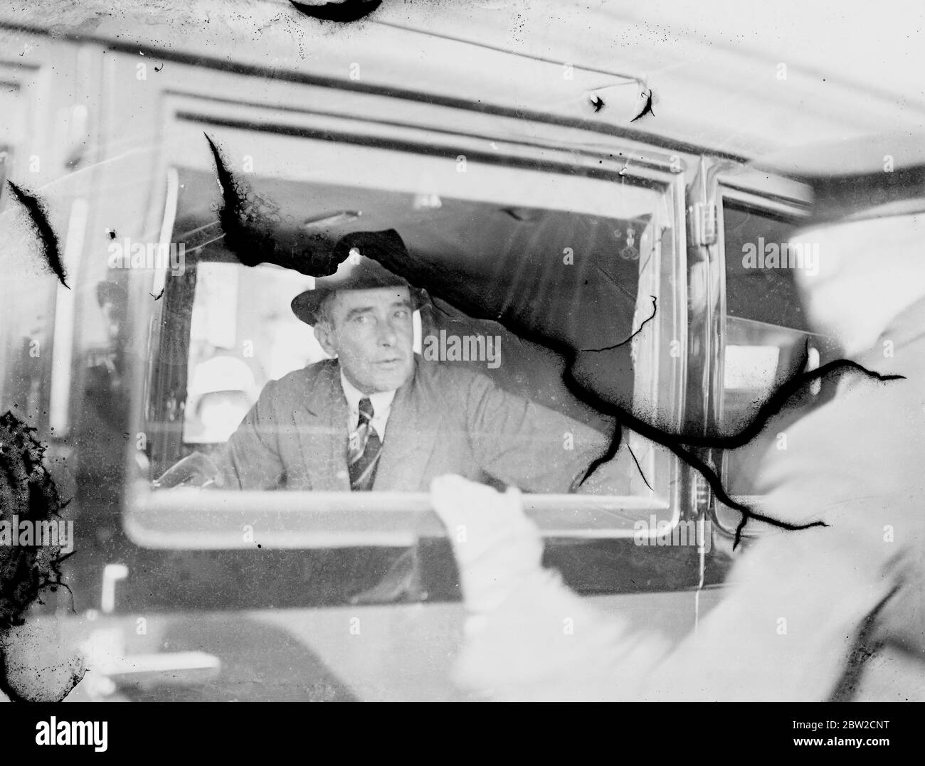 Transportant trois hommes, l'amiral Boyle, Sir Paul Dukes et M. Harrison, l'avion spécial utilisé par l'ambassadeur britannique à Berlin, Sir Neville Henderson, est arrivé de Berlin à l'aérodrome de Heston. Il y avait aussi à bord un bagage appartenant à Sir G. Ogilvie Forbes, qui est le deuxième commandant de Sir Neville avec le titre de ministre. Le Foreign Office a déclaré que les trois hommes n'avaient aucun lien avec le Foreign Office. Les hommes ont refusé de donner toute information concernant eux-mêmes. Photos de l'amiral Boyle quittant Heston en voiture. 29 août 1939 Banque D'Images