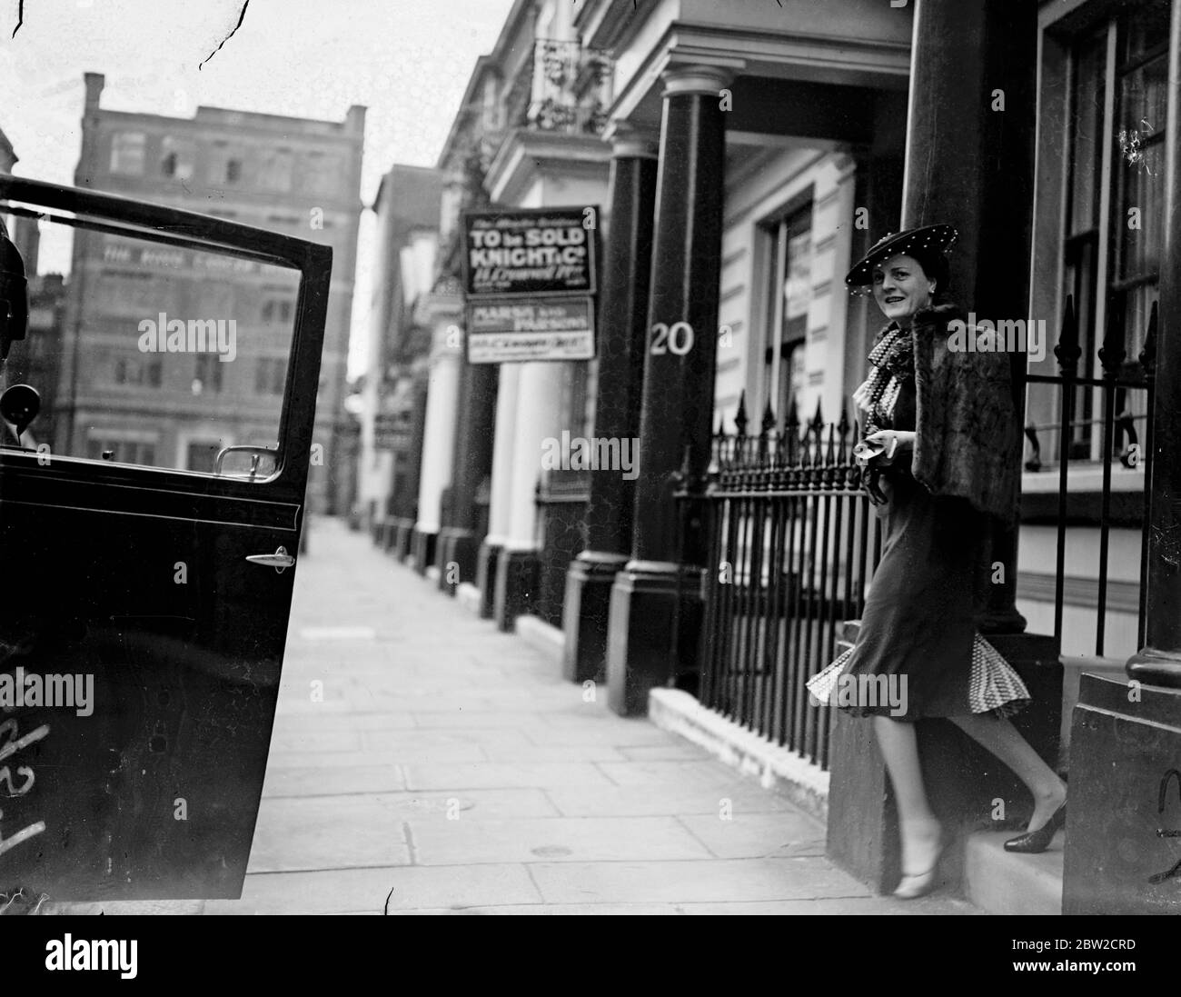 Madame Esme Barton, fille de Sir Sidney Barton, ancien ministre britannique à Addis Abba, deviendra la deuxième épouse de M. George L Steer, la jeune guerre sud-africaine correspondante , qui a couvert la guerre italo-abyssinienne. Le père de Mlle Barton a officié au mariage de M. Steer lorsqu'il a épousé la femme représentante d'un journal parisien à la Ligue britannique. M. Steer mariée est décédé en 1937 en couches. Mlle Barton, qui travaille actuellement au bureau de la guerre, épousera M. Steer à la Chapelle Savoy le mois prochain. Expositions de photos : Mlle Barton quitte sa maison à Neville Street, Londres, pour le Wa Banque D'Images