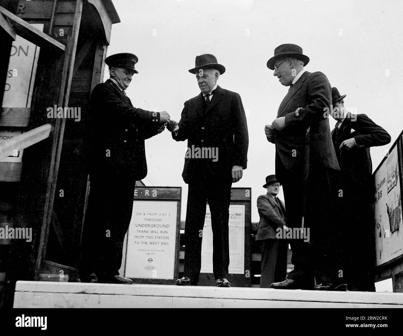 Lord Ashfield, le chef de London transport, et Sir Ronald Matthews, président de la London and North Eastern Railway Board (Sir Ronald roulait), le premier train de voyageurs à être conduit du West End à East Finchley. Les trains de voyageurs commenceront à circuler pour la première fois publiquement sur l'extension de la ligne Northern Line de London transport, après Archway, Highgate, à East Finchley le 3 juillet. Le service sera le premier volet du North London Electrification Scheme entrepris conjointement par le London et le North Eastern Railway et London transport, ainsi que la première extension ferroviaire à être ouverte Banque D'Images