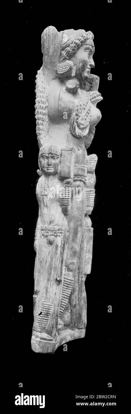 Les historiens ont toujours cru que le commerce existait entre l'Empire romain et l'Inde, et la première preuve de ce fait est maintenant venue à la lumière. La preuve est donnée par une petite statuette sculptée ornement de la déesse indienne de l'amour, à peine 12 pouces de haut qui a été découverte lors des nouvelles fouilles de Pompéi, bien que ville submergée par le Vésuve il y a 2000 ans. Les découvertes faites par le docteur Amedeo Maiuri, archéologue chargé des fouilles, qui dit que la statuette est le seul objet de l'art indien jamais découvert parmi les milliers de statues et autres objets creusés à Pomp Banque D'Images