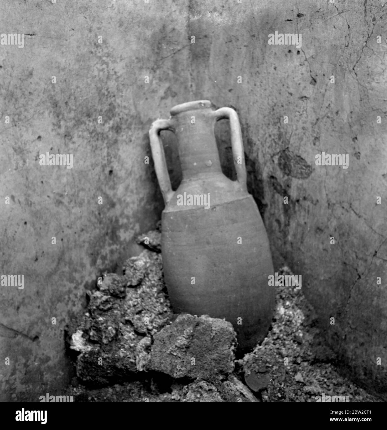 Les historiens ont toujours cru que le commerce existait entre l'Empire romain et l'Inde, et la première preuve de ce fait est maintenant venue à la lumière. La preuve est donnée par une petite statuette sculptée ornement de la déesse indienne de l'amour, à peine 12 pouces de haut qui a été découverte lors des nouvelles fouilles de Pompéi, bien que ville submergée par le Vésuve il y a 2000 ans. Les découvertes faites par le docteur Amedeo Maiuri, archéologue chargé des fouilles, qui dit que la statuette est le seul objet de l'art indien jamais découvert parmi les milliers de statues et autres objets creusés à Pomp Banque D'Images