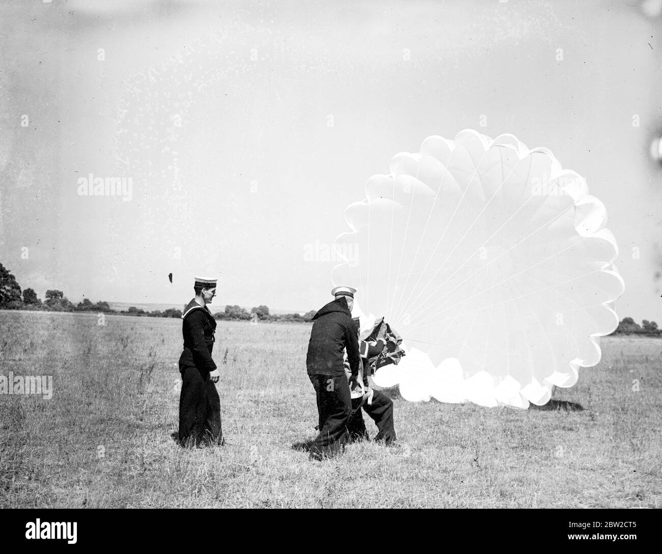 Les visiteurs ont été autorisés la première fois à inspecter le HMS Douglas, une nouvelle base navale royale à Lee on Solent, Hampshire. La station aérienne a été reprise de la Royal Air Force il y a un peu plus d'un mois et le HMS Daedalus, qui est décomposé jusqu'au dernier détail comme s'il s'agissait d'un navire, est le siège de la flotte. On s'attend à ce que la station devienne un chantier naval de la flotte Air Arm. Photos: Un membre de l'ai rArm essaie son parachute 29 juin 1939 Banque D'Images