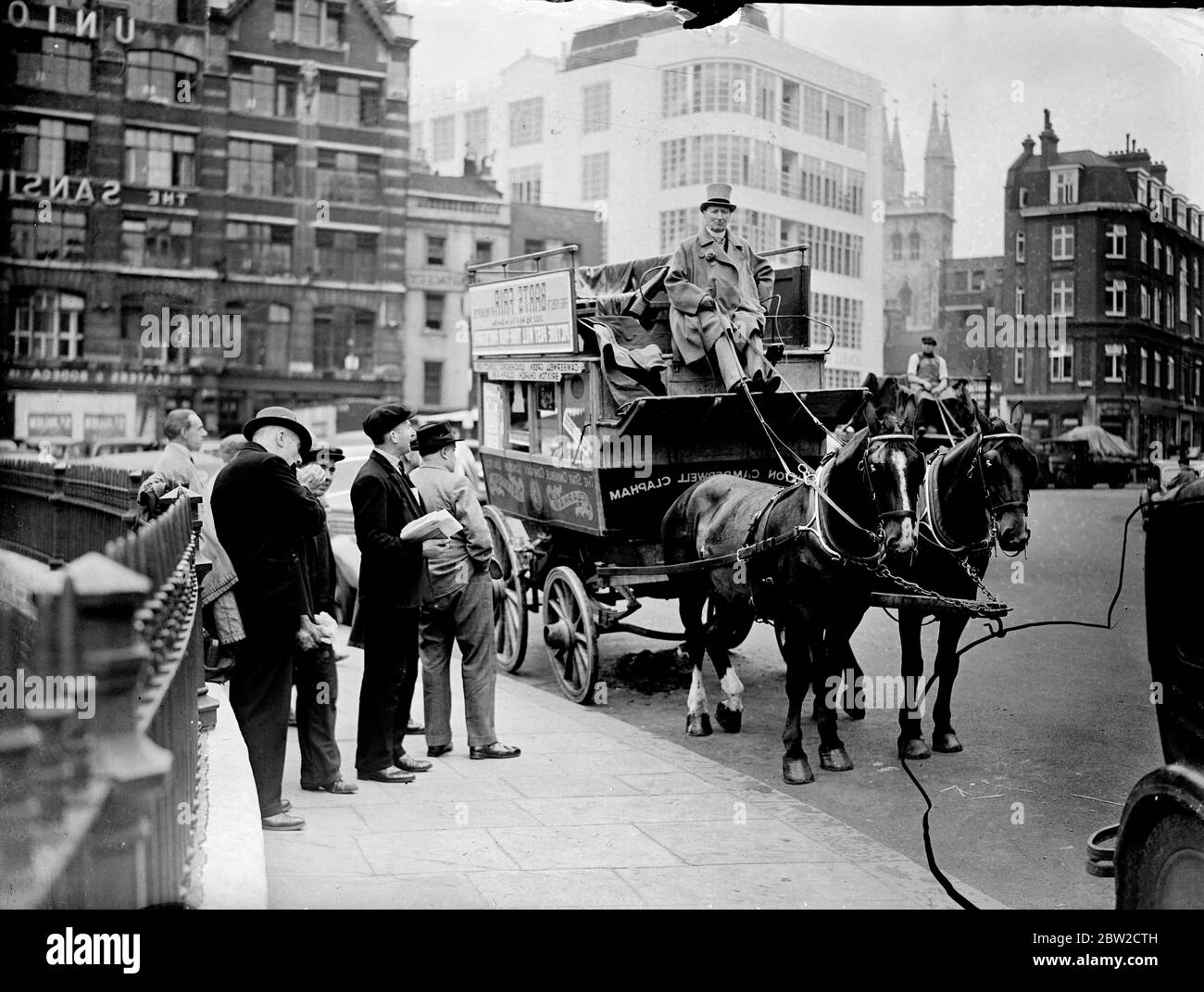 Un vieux bus à cheval faisant une vue inhabituelle devant l'hôpital St Bartholomew, Londres ce matin (mercredi). La Lady Mayoress, Lady Bowater, prendra le bus lorsqu'elle ouvrira la foire de Bart, en aide aux fonds de l'hôpital, cet après-midi. 5 juillet 1939 Banque D'Images