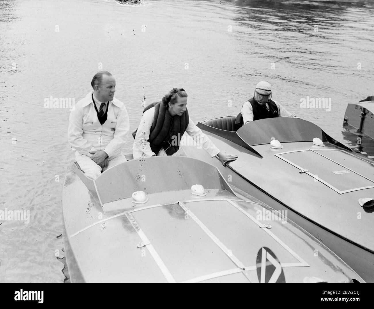 Une fille de 18 ans a battu le capitaine George Eyston, le détenteur du record mondial de vitesse terrestre, lors de la première rencontre de course d'hydravion moderne qui a eu lieu près de Londres, jusqu'au réservoir de Ruislip. La fille était Mlle Beryl Pritchard, fille de M. Percy Pritchard, président du British Hydroplane Racing Club, qui a gagné la deuxième place dans la première course de Ruislip Whippet, tandis que le capitaine Eyston a terminé troisième. La réunion a été organisée par le British Hydroplane Racing Club en corporation était ce groupe d'hommes liés au Royal Motor Yacht club (dont le roi est l'amiral). Photos: Miss Beryl PRI Banque D'Images