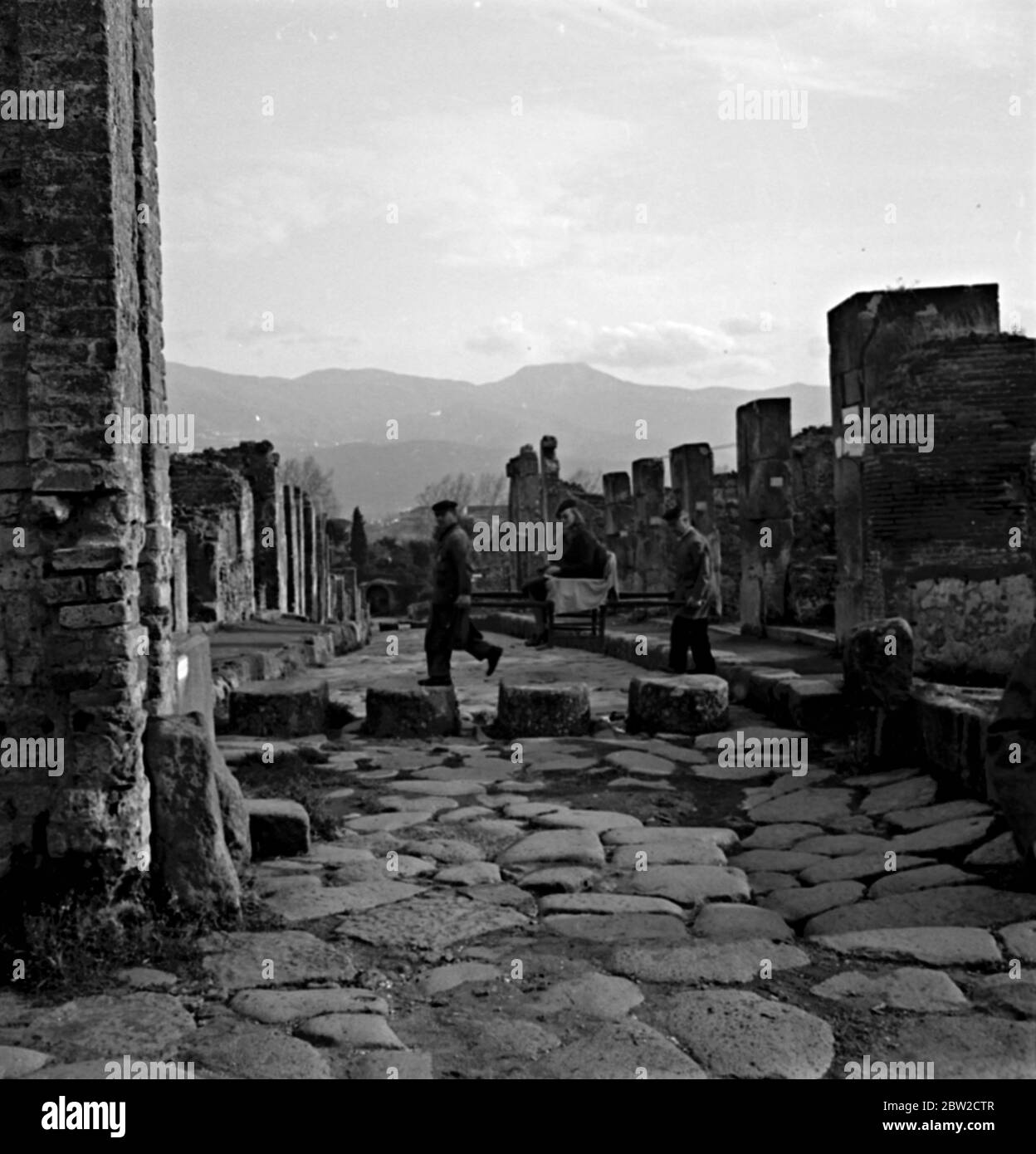 Les historiens ont toujours cru que le commerce existait entre l'Empire romain et l'Inde, et la première preuve de ce fait est maintenant venue à la lumière. La preuve est donnée par une petite statuette sculptée ornement de la déesse indienne de l'amour, à peine 12 pouces de haut qui a été découverte lors des nouvelles fouilles de Pompéi, bien que ville submergée par le Vésuve il y a 2000 ans. Les découvertes faites par le docteur Amedeo Maiuri, archéologue chargé des fouilles, qui dit que la statuette est le seul objet de l'art indien jamais découvert parmi les milliers de statues et autres objets creusés à Pomp Banque D'Images