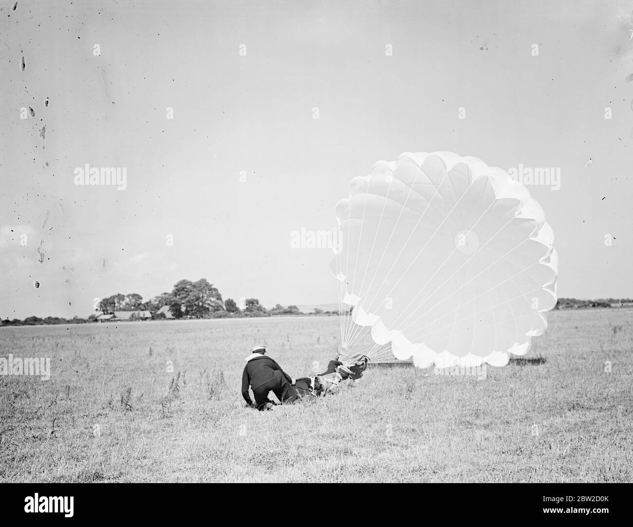 Les visiteurs ont été autorisés la première fois à inspecter le HMS Douglas, une nouvelle base navale royale à Lee on Solent, Hampshire. La station aérienne a été reprise de la Royal Air Force il y a un peu plus d'un mois et le HMS Daedalus, qui est décomposé jusqu'au dernier détail comme s'il s'agissait d'un navire, est le siège de la flotte. On s'attend à ce que la station devienne un chantier naval de la flotte Air Arm. Photos: Un membre de l'ai rArm essaie son parachute 29 juin 1939 Banque D'Images