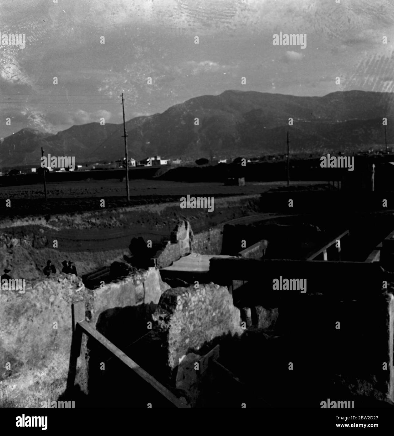 Les historiens ont toujours cru que le commerce existait entre l'Empire romain et l'Inde, et la première preuve de ce fait est maintenant venue à la lumière. La preuve est donnée par une petite statuette sculptée ornement de la déesse indienne de l'amour, à peine 12 pouces de haut qui a été découverte lors des nouvelles fouilles de Pompéi, bien que ville submergée par le Vésuve il y a 2000 ans. Les découvertes faites par le docteur Amedeo Maiuri, archéologue chargé des fouilles, qui dit que la statuette est le seul objet de l'art indien jamais découvert parmi les milliers de statues et autres objets creusés à Pomp Banque D'Images