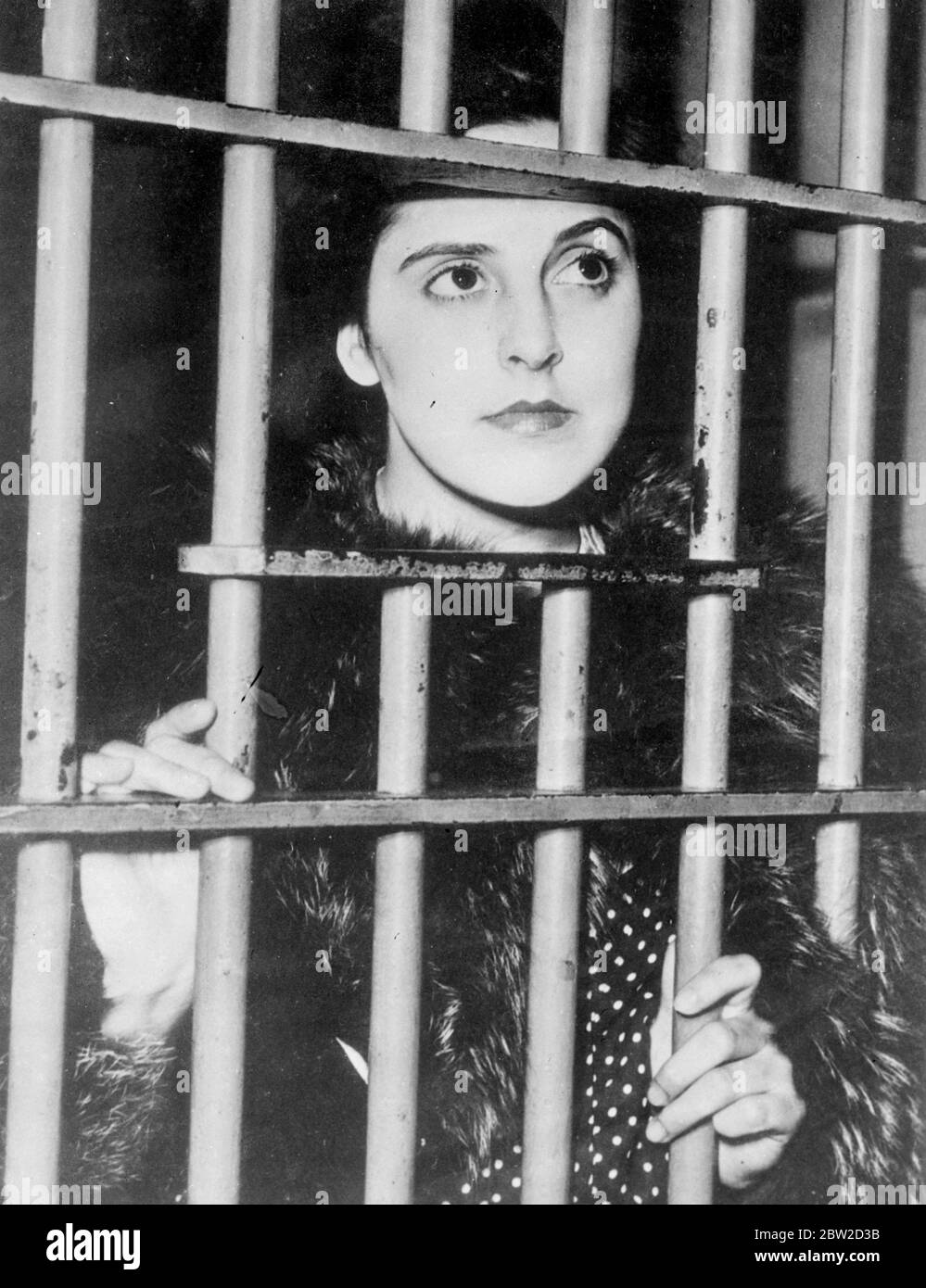 Margaret Weil, jolie gouvernante de 19 ans, a été arrêtée à San Francisco, Californie, États-Unis, pour enlèvement de ses cinq ans. Il est allégué que Margaret a pris le garçon de sa maison à San Jose, Californie, et ensuite d'avoir écrit à rançon note exigeant Â £ 320. La raison en était qu'elle voulait aider sa mère à payer une hypothèque agricole. Photos montre: Margaret Weil dans sa cellule à une prison de San Francisco. 19 juin 1939 Banque D'Images