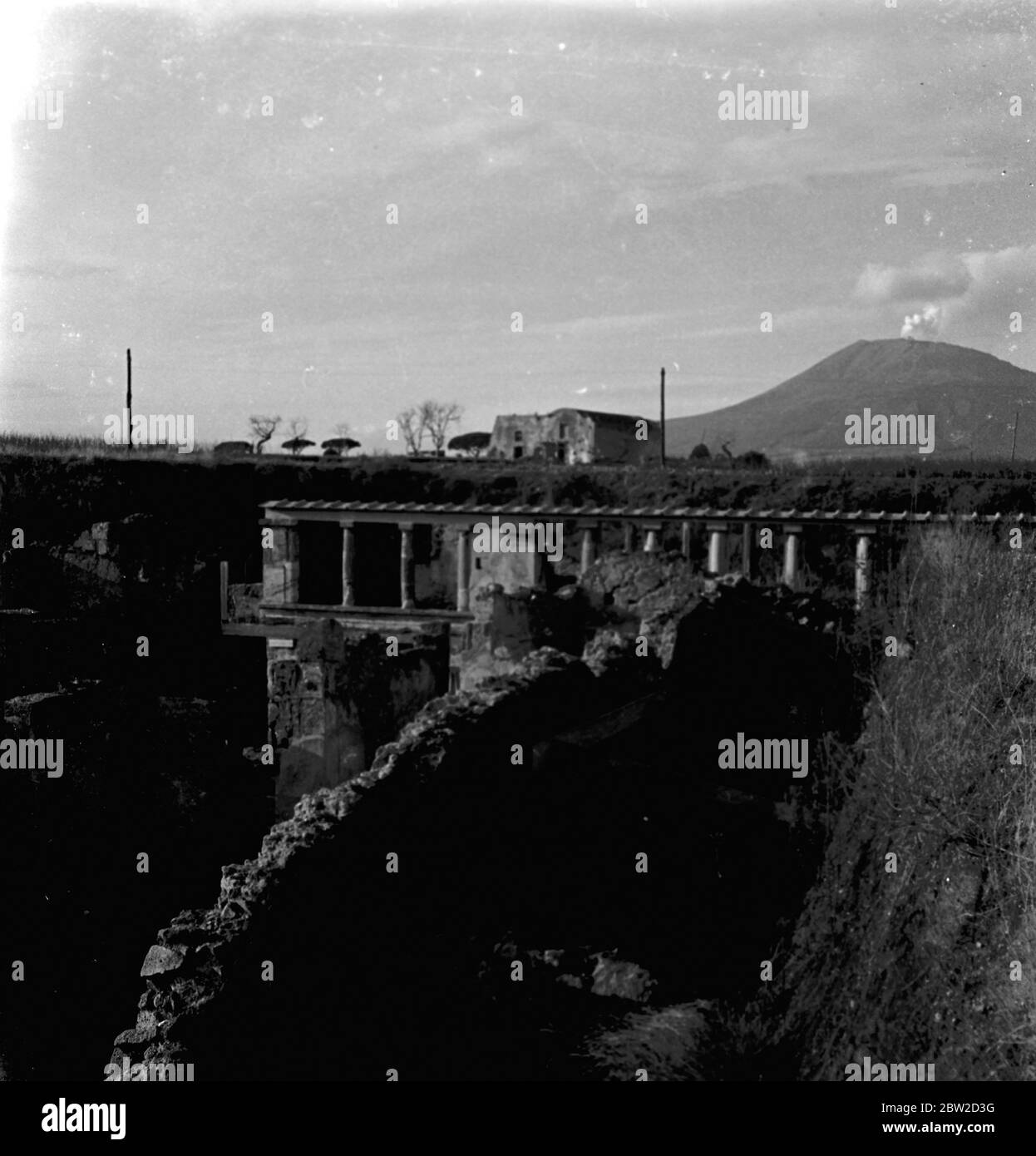 Les historiens ont toujours cru que le commerce existait entre l'Empire romain et l'Inde, et la première preuve de ce fait est maintenant venue à la lumière. La preuve est donnée par une petite statuette sculptée ornement de la déesse indienne de l'amour, à peine 12 pouces de haut qui a été découverte lors des nouvelles fouilles de Pompéi, bien que ville submergée par le Vésuve il y a 2000 ans. Les découvertes faites par le docteur Amedeo Maiuri, archéologue chargé des fouilles, qui dit que la statuette est le seul objet de l'art indien jamais découvert parmi les milliers de statues et autres objets creusés à Pomp Banque D'Images